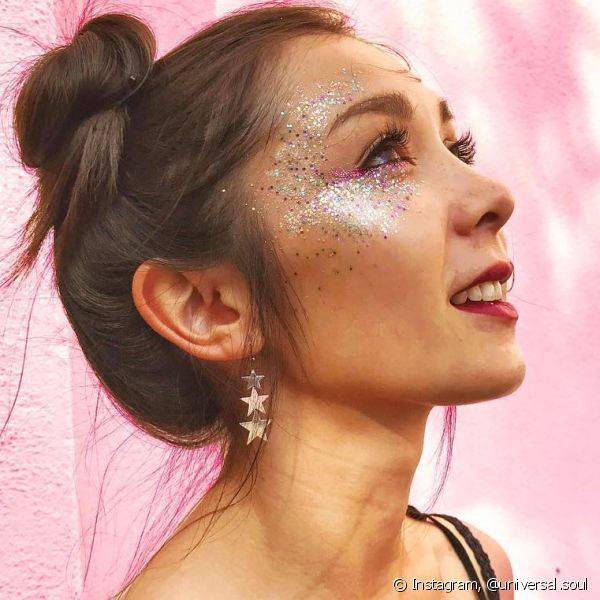 Aplicar glitter no rosto é a dica para deixar a maquiagem do Rock in Rio moderninha e glamourosa (Foto: Instagram @universal.soul)
